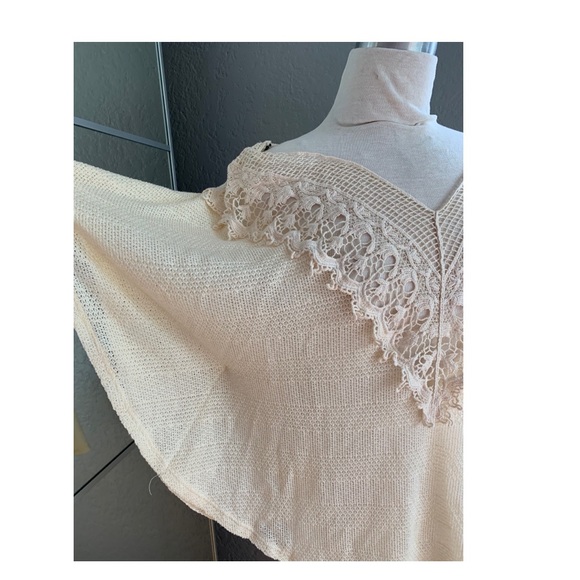 Cream colored Macrame top - Picture 2 of 3